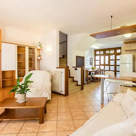 Spacious - Private Garden Near The Sea/beach *